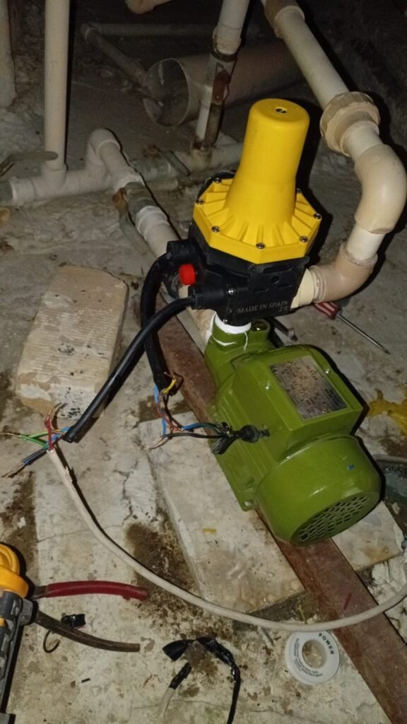 فني تركيب وتصليح مضخات مياه وتقوية دفع المياه في الكويت